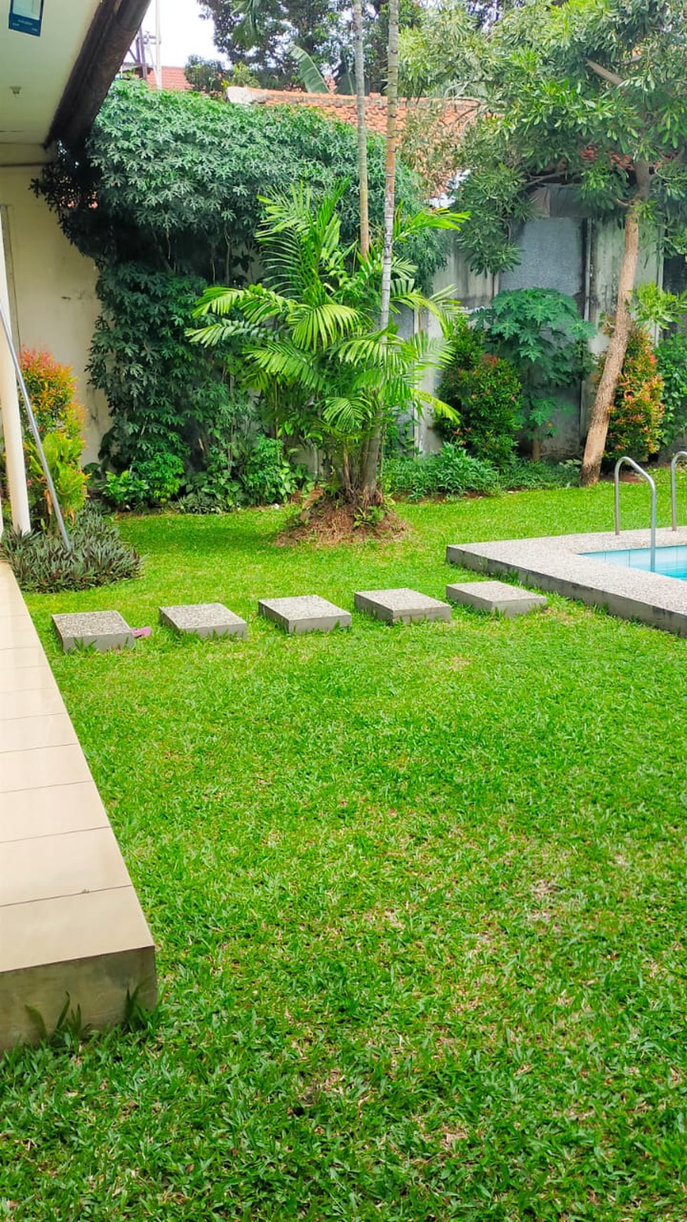 One storey house and spacious in kemang jaksel