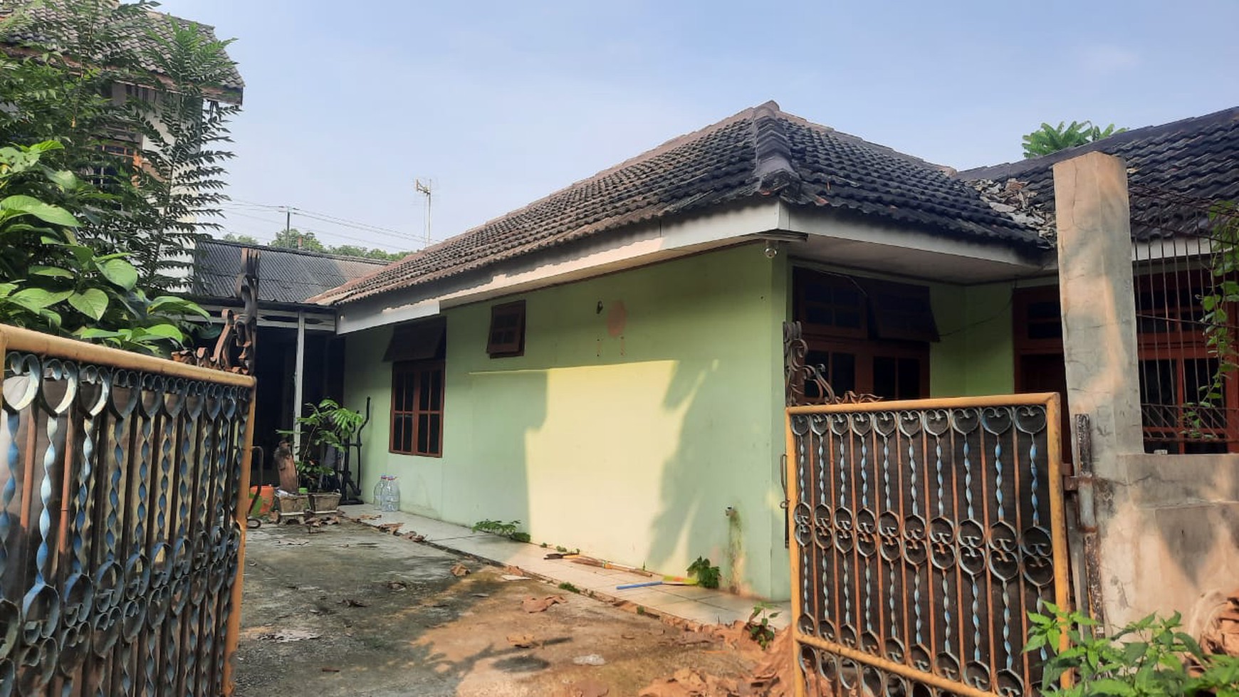 Di Jual 3 Ruko dan 1 Rumah