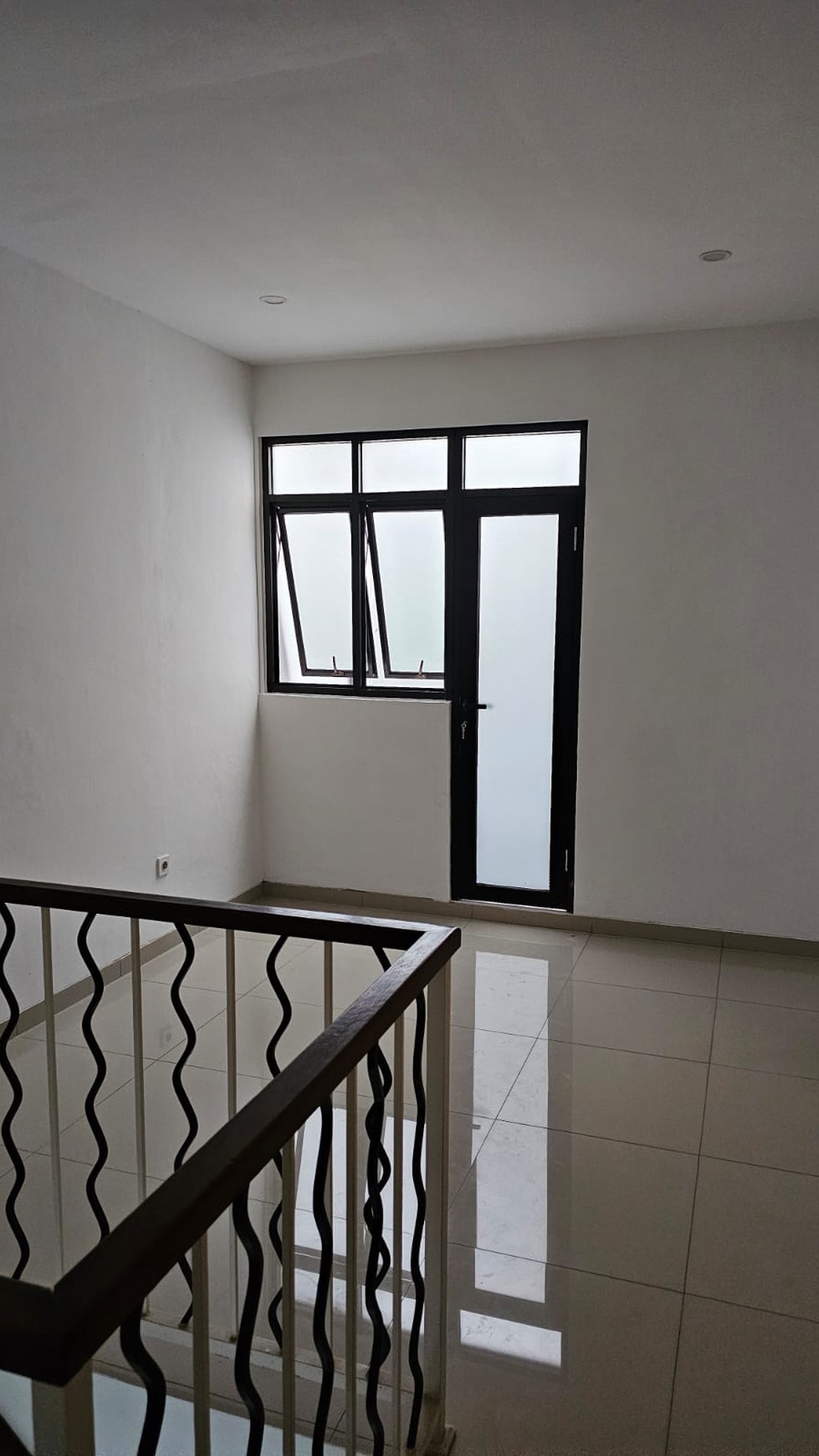 Rumah Cantik Minimalis dan Siap Huni @Taman Crista, Bintaro
