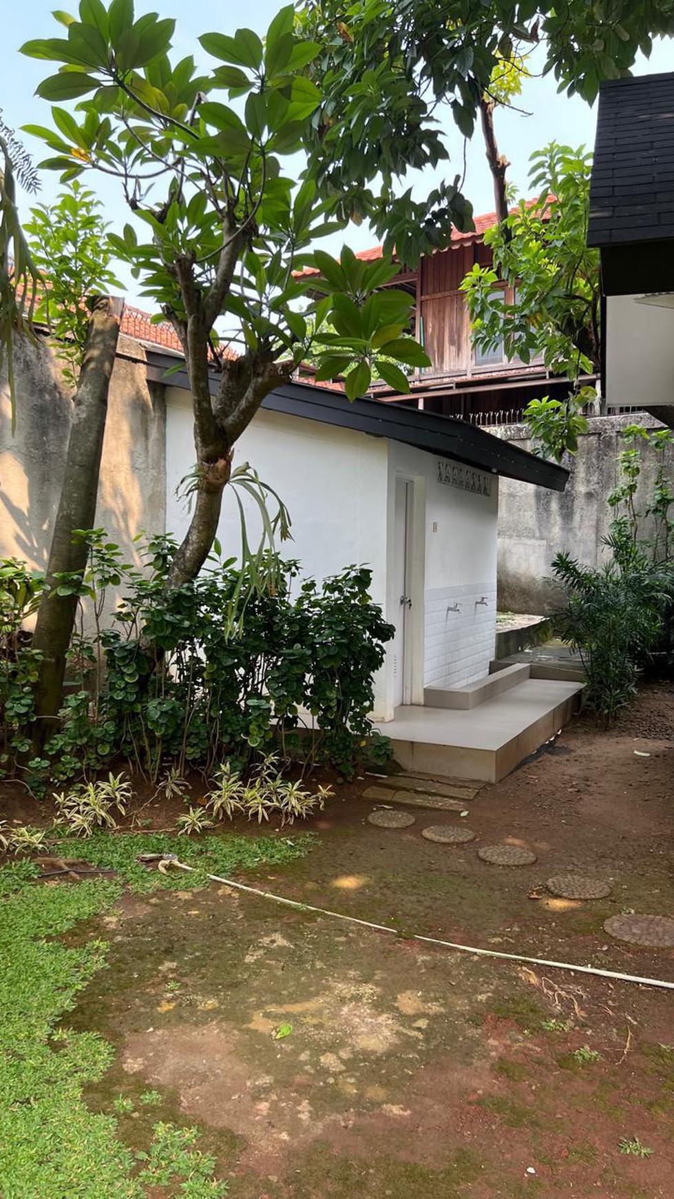 Rumah Asri, bagus, lingkungan aman dan nyaman di Ciputat