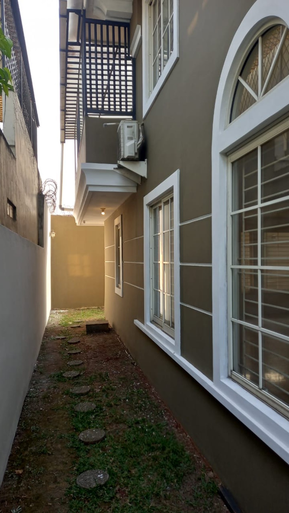 Rumah Siap Huni Baru Renovasi di Taman Mediteranian Lippo Karawaci Tangerang
