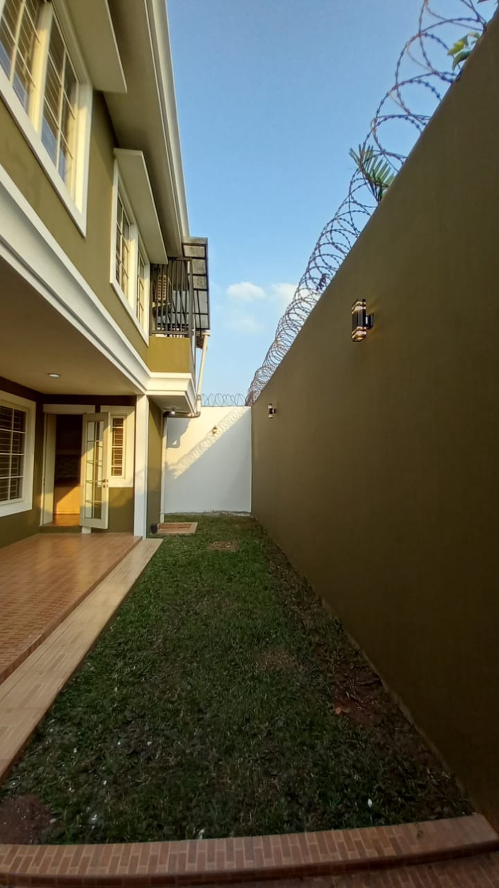 Rumah Siap Huni Baru Renovasi di Taman Mediteranian Lippo Karawaci Tangerang