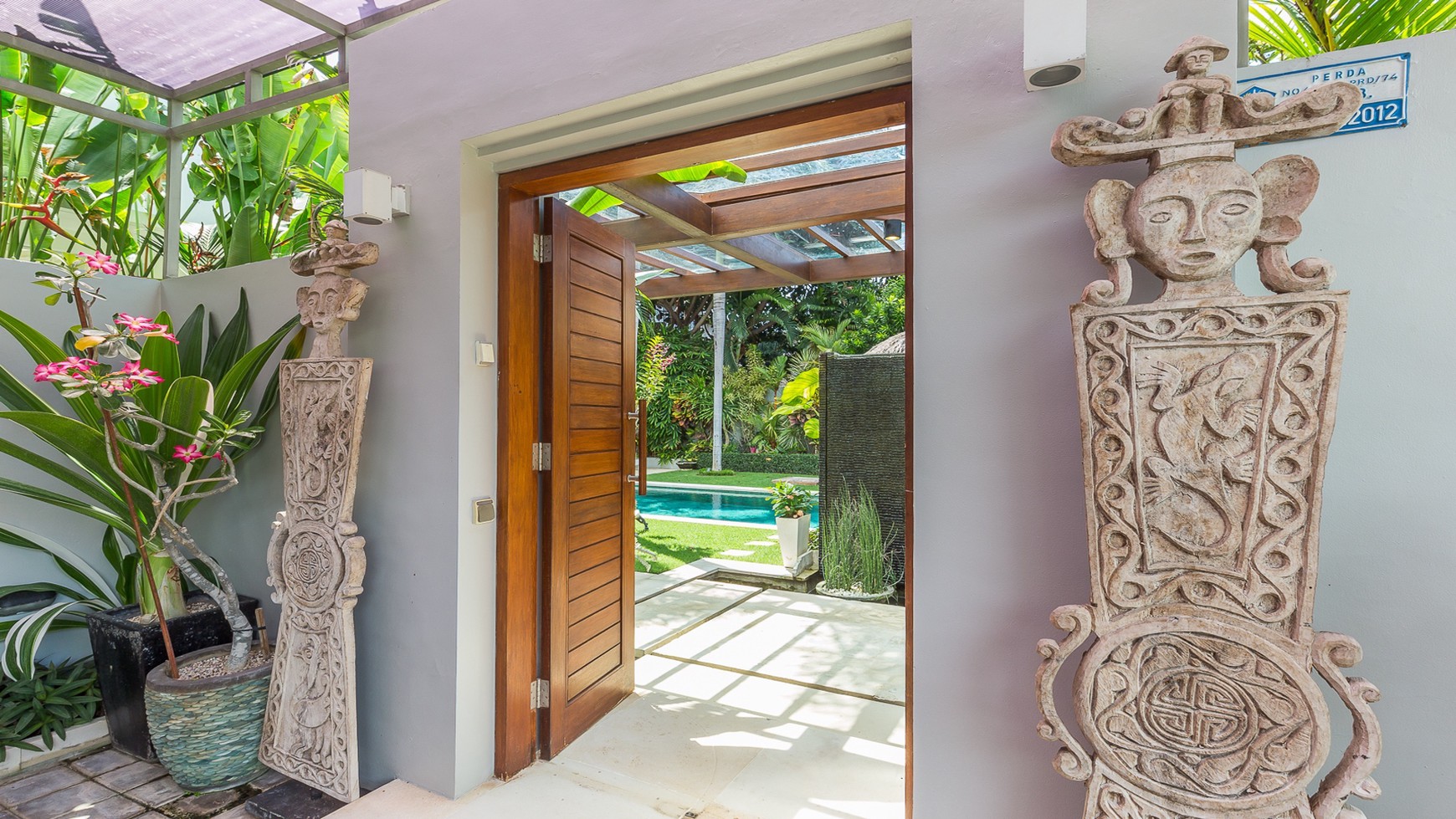 A beautiful contemporary 3-bedroom villa Leasehold In Petitenget 