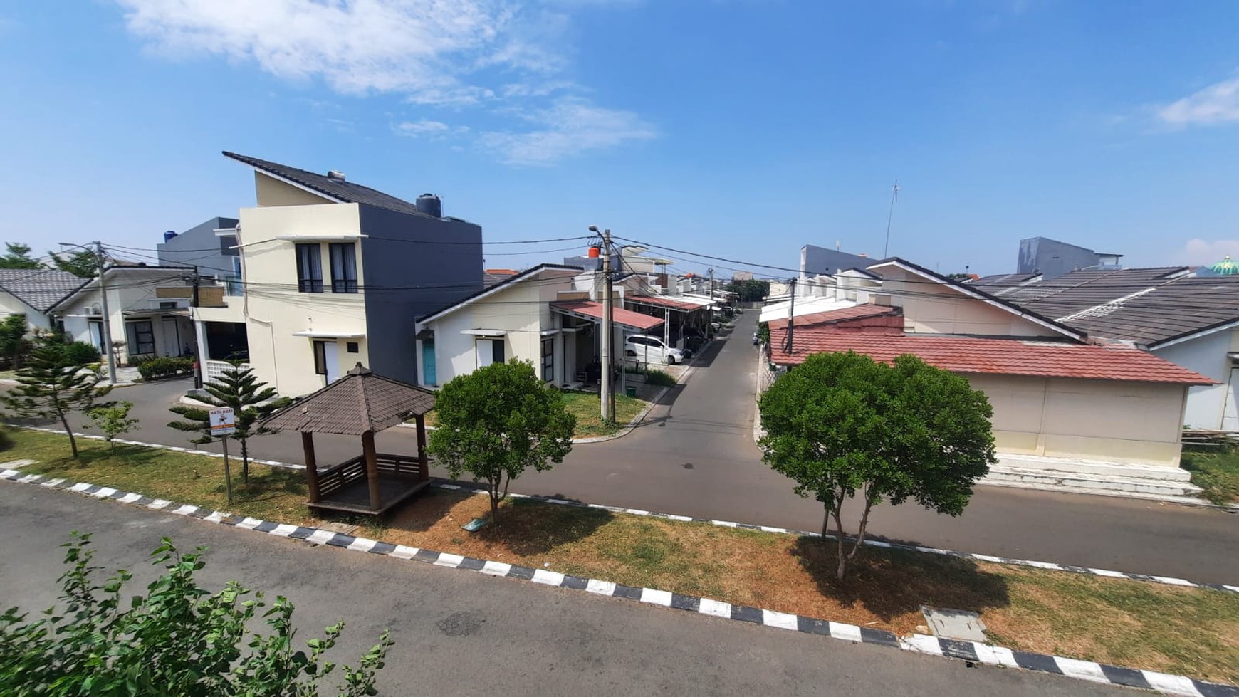 RUMAH DENGAN ARSITEKTUR MODERN DAN DESAIN EKSLUSIF DI LOKASI STRATEGIS DI CLUSTER RIVER GARDEN PERUMAHAN GALUH MAS