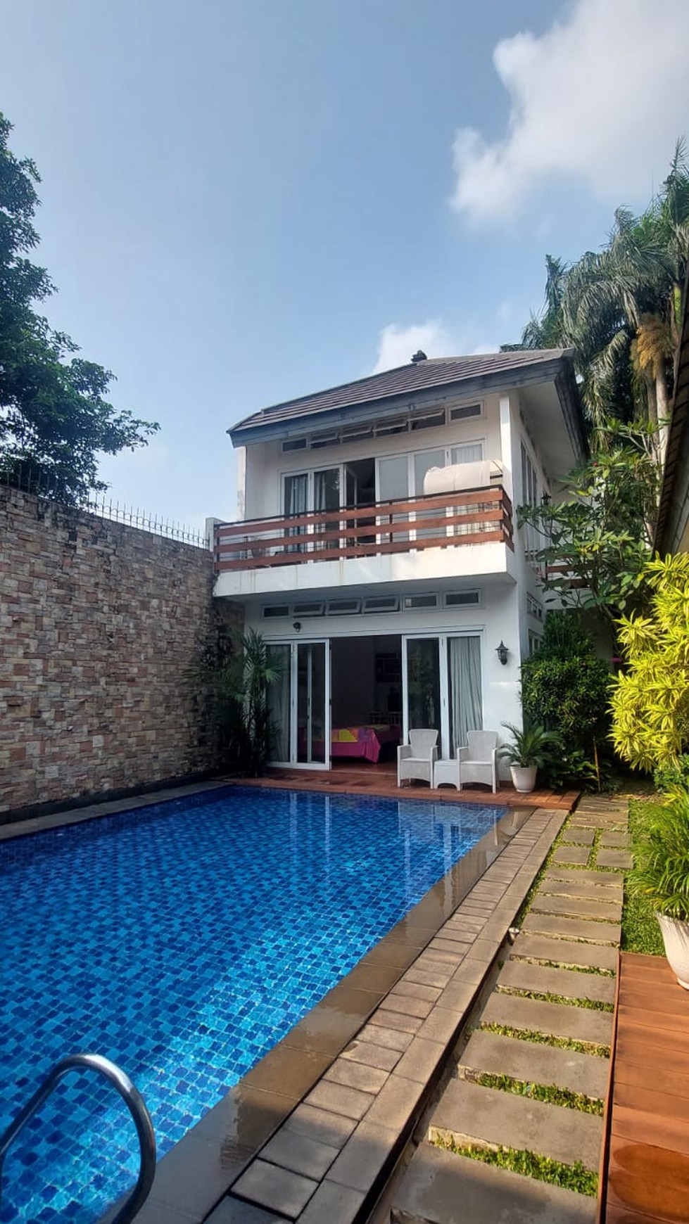 Rumah Impian dengan Kolam Renang di Bintaro.