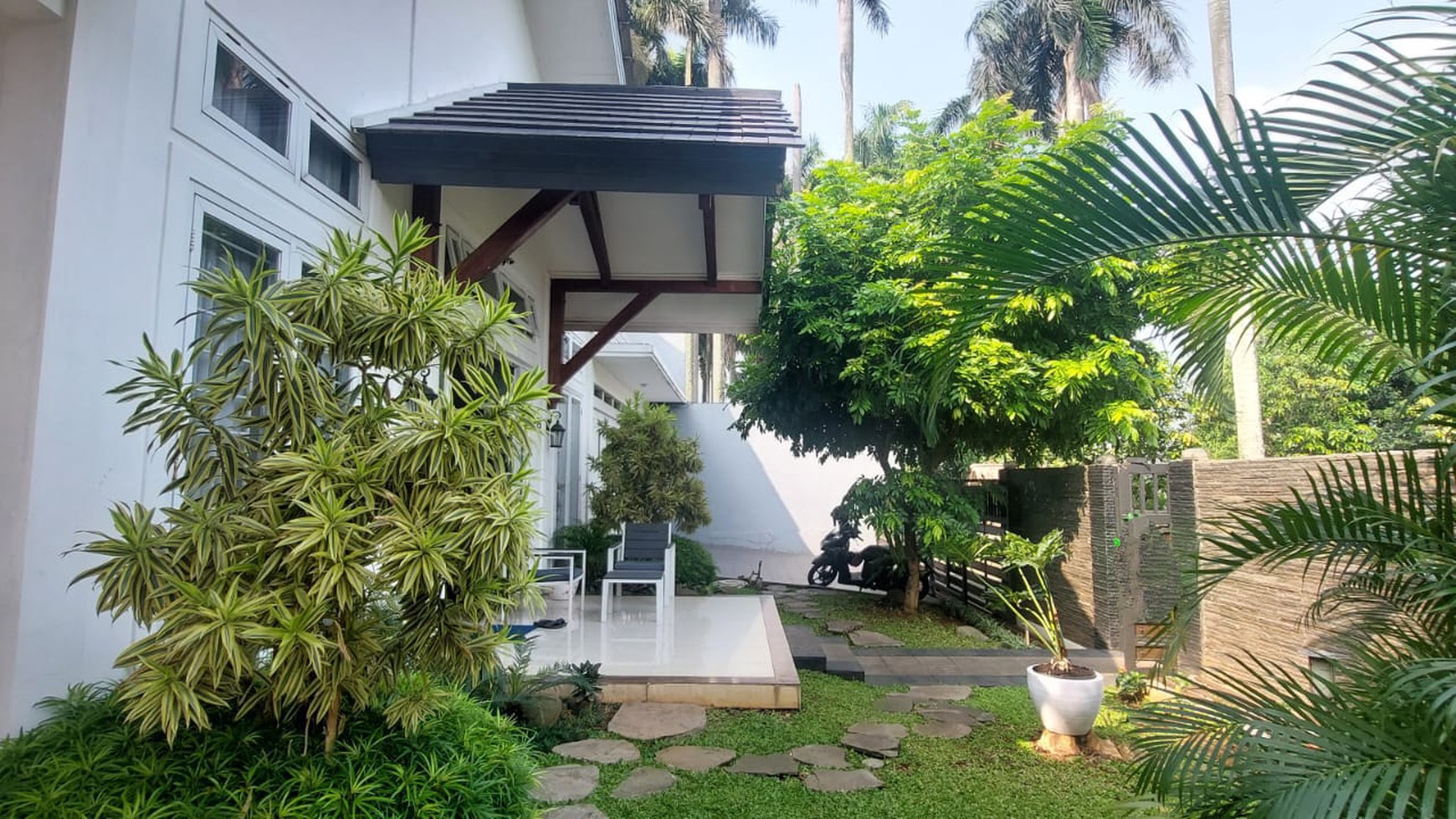 Rumah Impian dengan Kolam Renang di Bintaro.