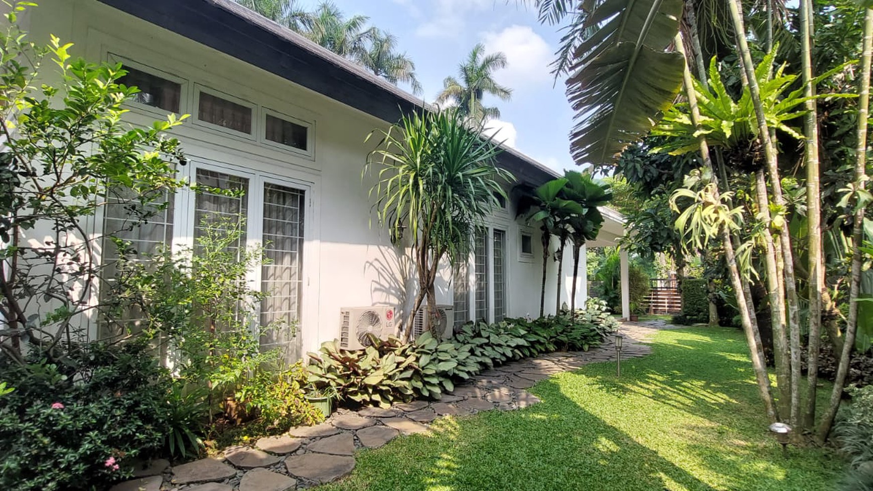 Rumah Impian dengan Kolam Renang di Bintaro.