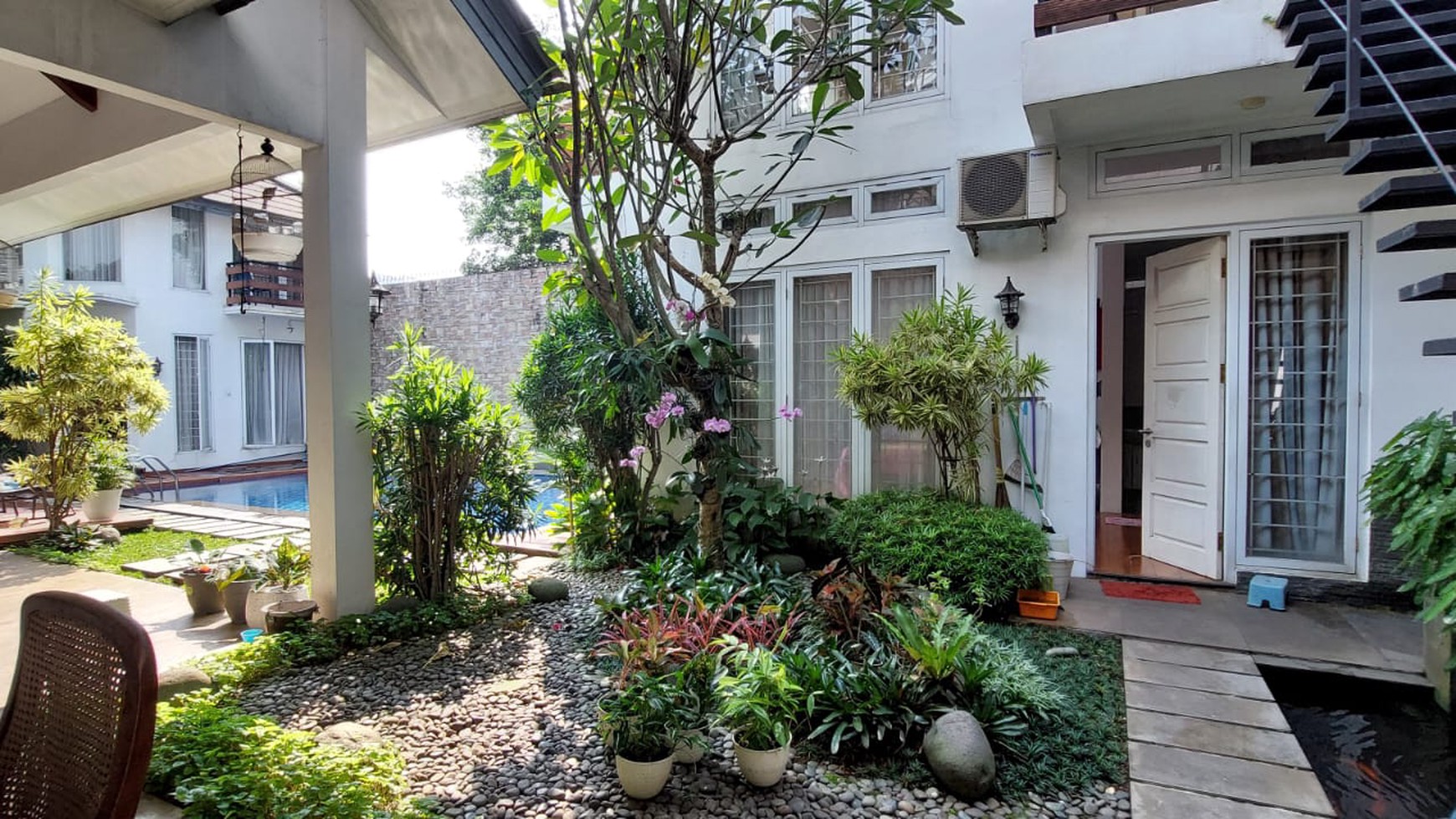 Rumah Impian dengan Kolam Renang di Bintaro.