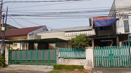 Rumah siap huni, lokasi strategis di Bintaro -Jakarta Selatan cocok untuk ruang usaha