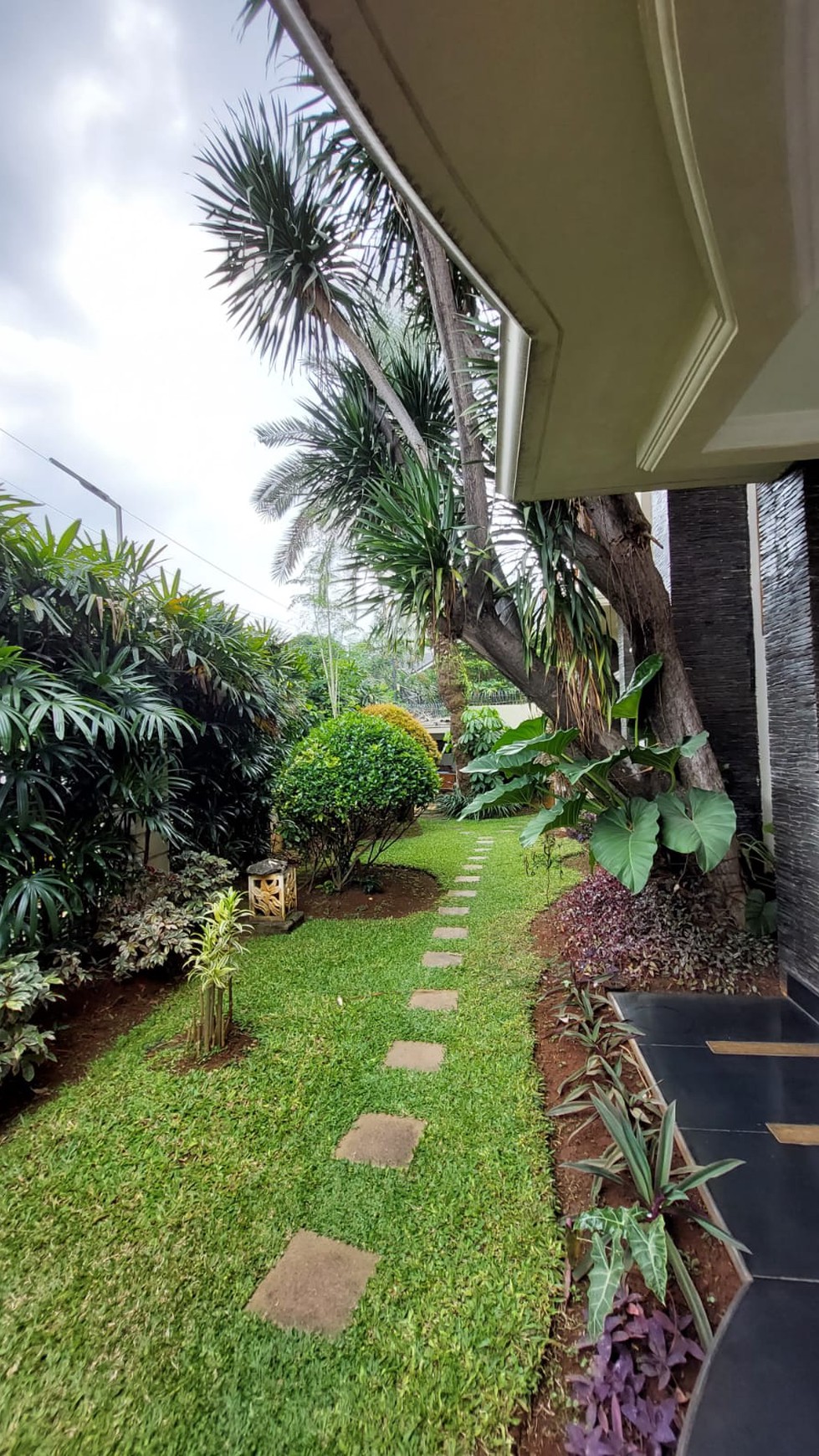 Rumah Klasik Mewah 2 lantai di bilangan Pondok Indah Jakarta Selatan