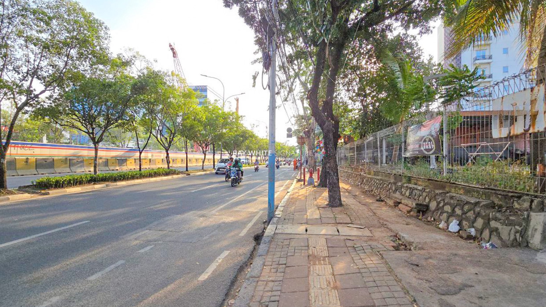 Dijual Tanah Dan Bangunan  Lokasi Bagus Di  Jalan Utama Pramuka  Cempaka Putih Jakarta Pusat 