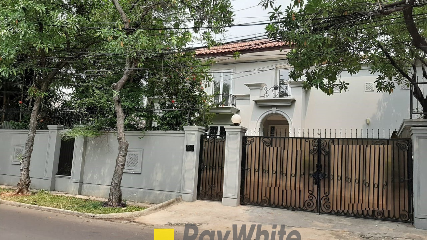 Dijual rumah mewah 2 lantai siap huni dikawasan prime Kemang Dalam dekat Hero dan Papilon luas tanah 640m2