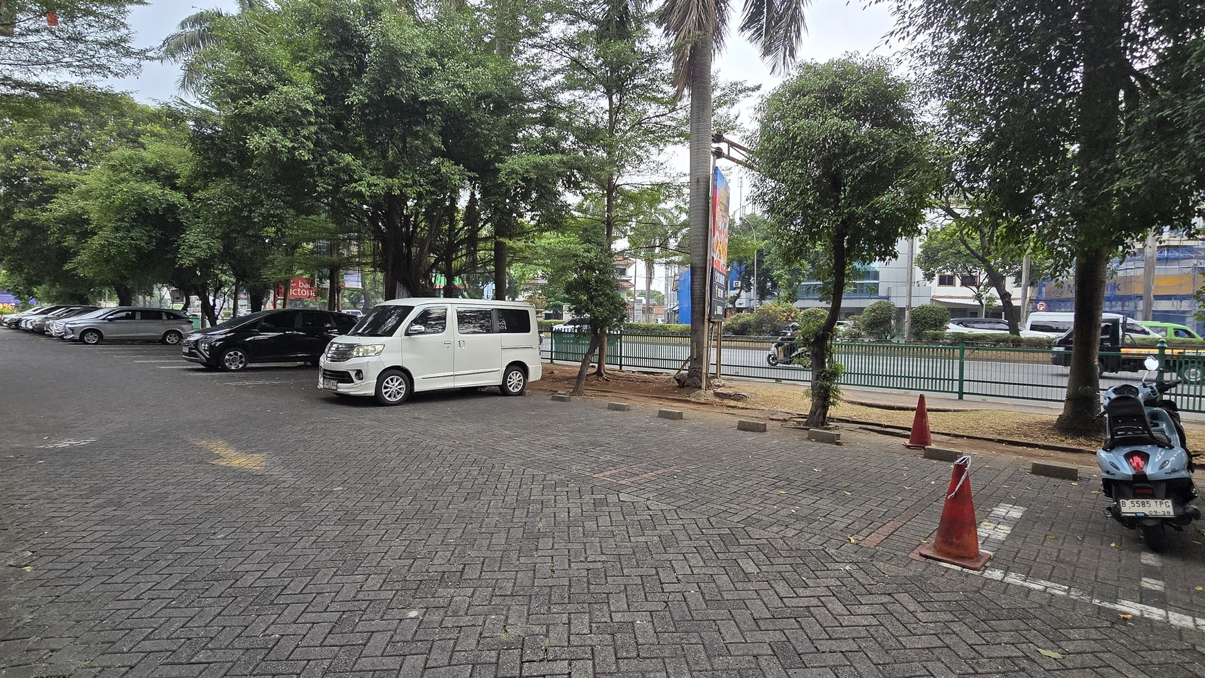 Ruko hadap Jalan raya Utama BSD, Facade lebar.