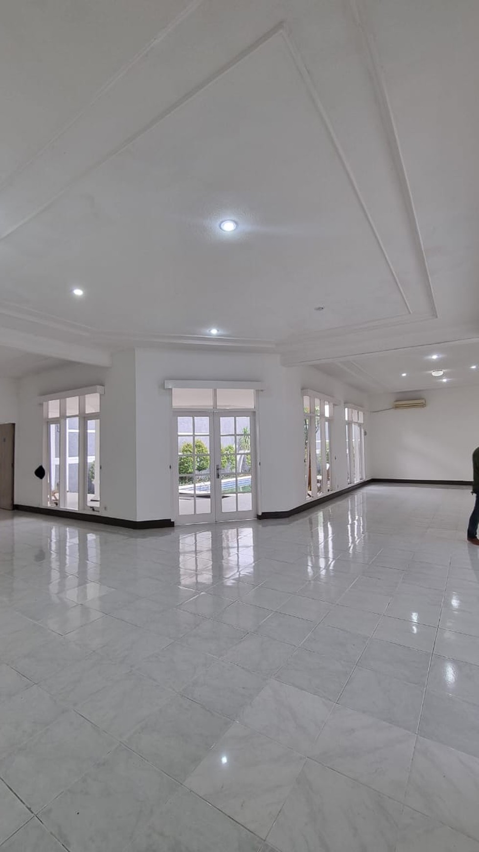 Rumah bisa untuk kantor nyaman dan luas Kemang. Jaksel