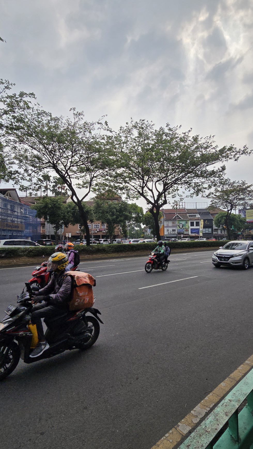 Ruko hadap Jalan raya Utama BSD, Facade lebar.