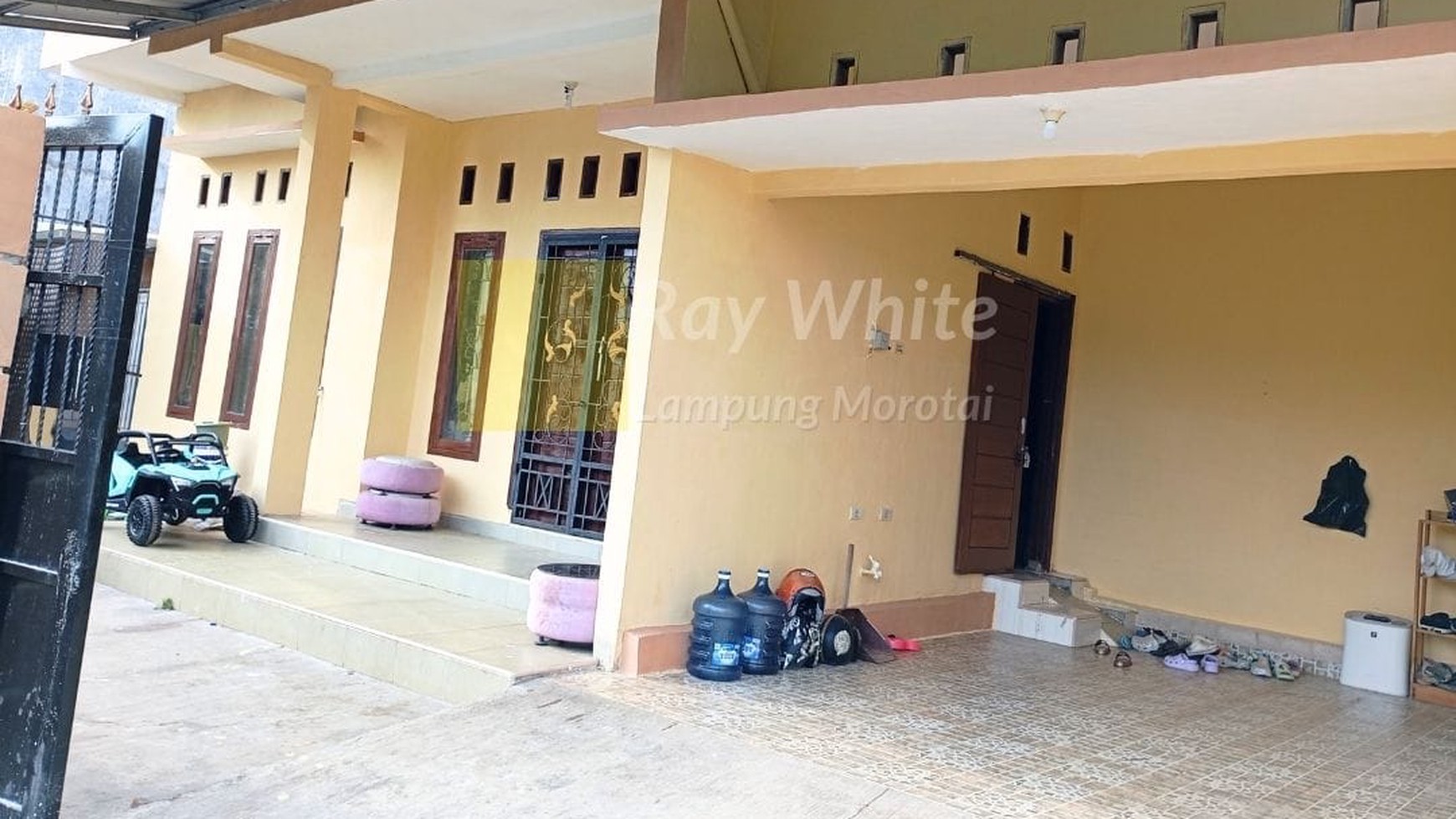 Dijual Rumah dengan Pagar Keliling st