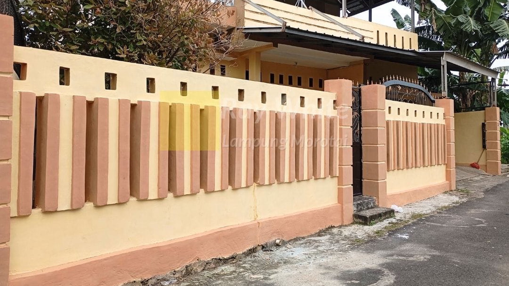 Dijual Rumah dengan Pagar Keliling st