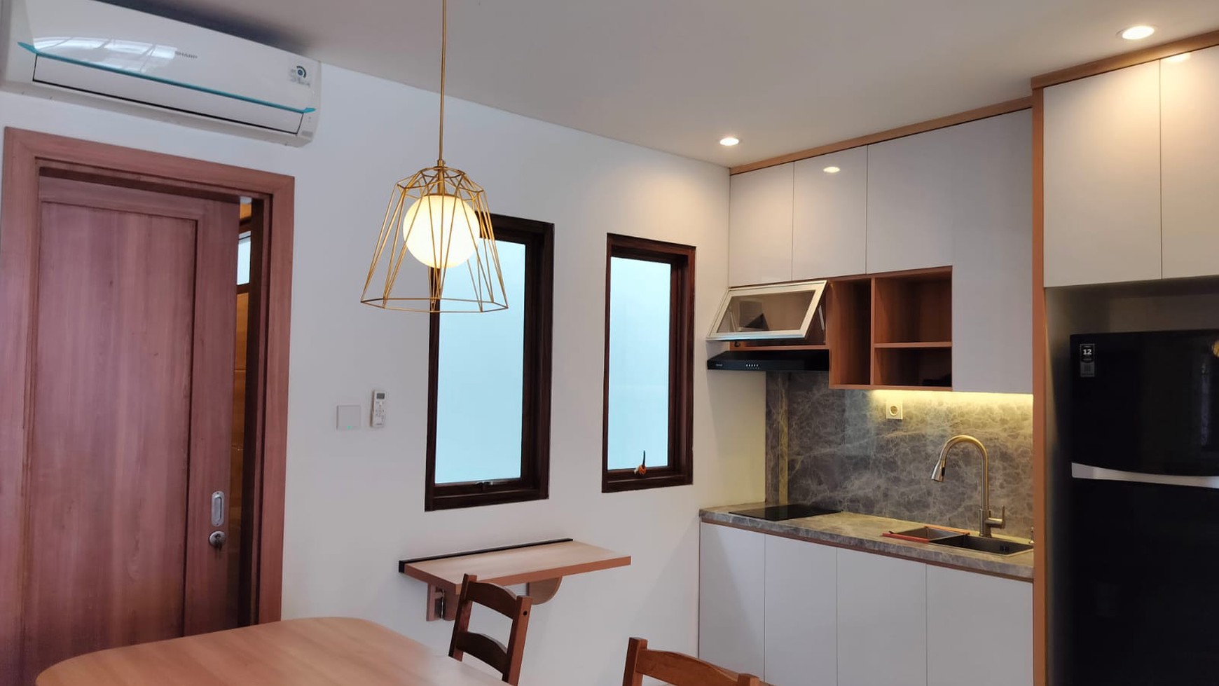 Smart home Skandinavian design di Tebet, 2 lantai + roof top garden, 1,5 km ke Stasiun Tebet