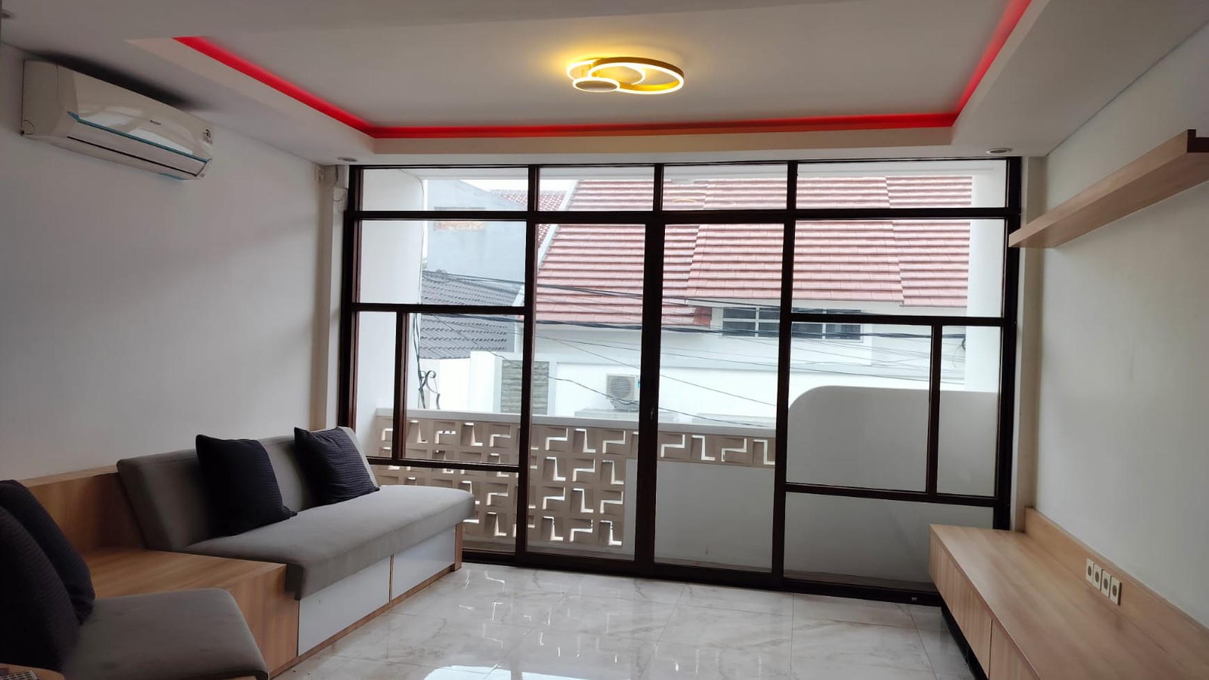 Smart home Skandinavian design di Tebet, 2 lantai + roof top garden, 1,5 km ke Stasiun Tebet