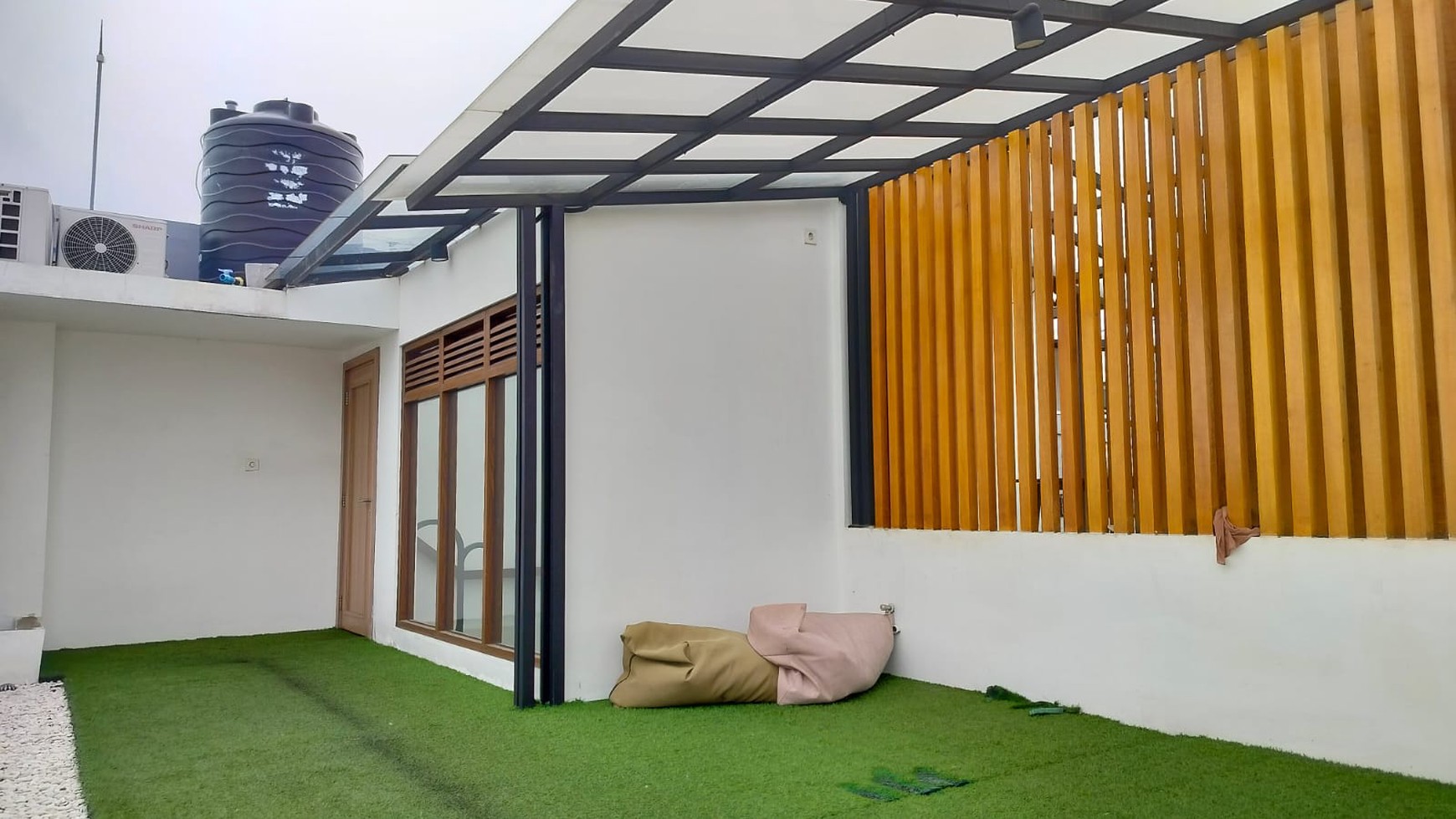 Smart home Skandinavian design di Tebet, 2 lantai + roof top garden, 1,5 km ke Stasiun Tebet