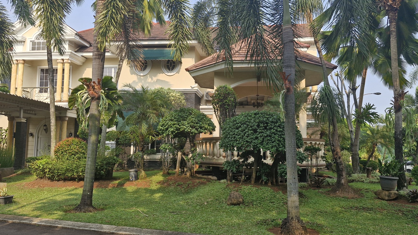 Rumah Mewah 2 Lantai Hoek, Hadap Taman 