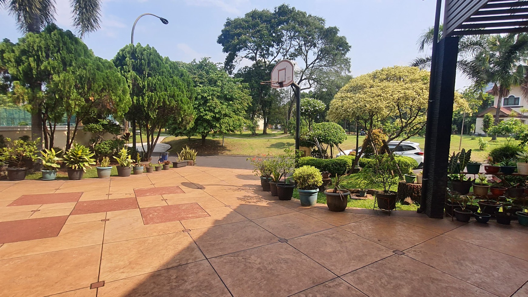 Rumah Mewah 2 Lantai Hoek, Hadap Taman 