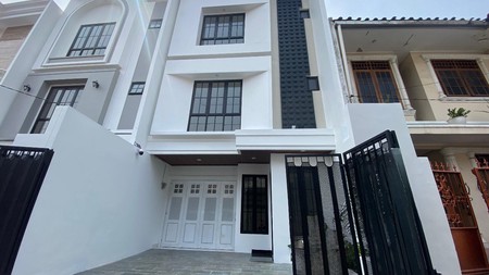 Rumah Baru Mewah Strategis di Tebet Barat  