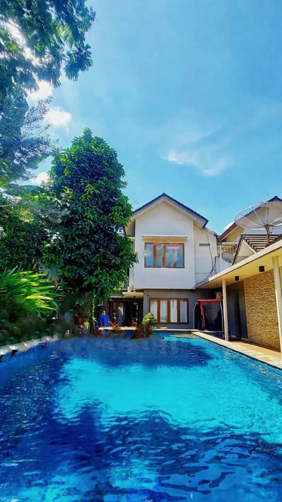 Rumah Berdesain Modern Tropis, Ada Pool Di Bintaro Sektor 9