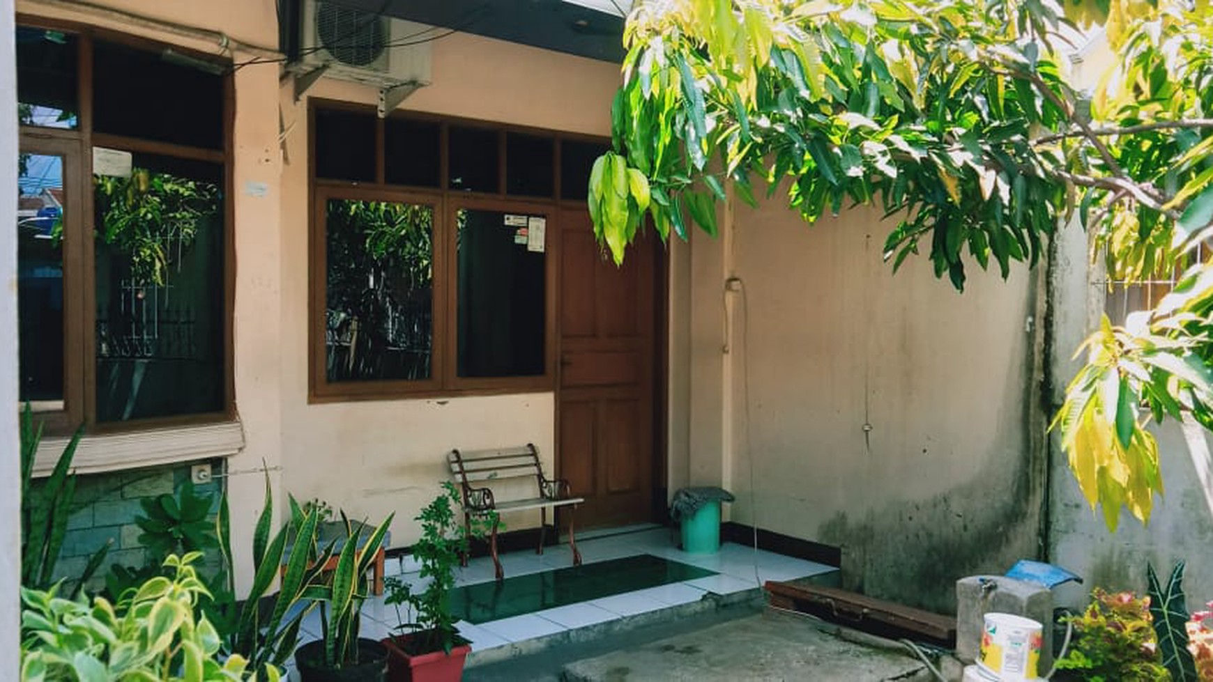 Rumah 1 lantai, ada Paviliun, halaman luas di Bandung.