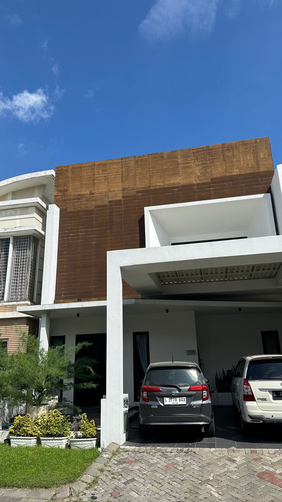 MURAH BARU Rumah Royal Residence Buckingham Modern ROOFTOP Desain Lokasi TerDEPAN 