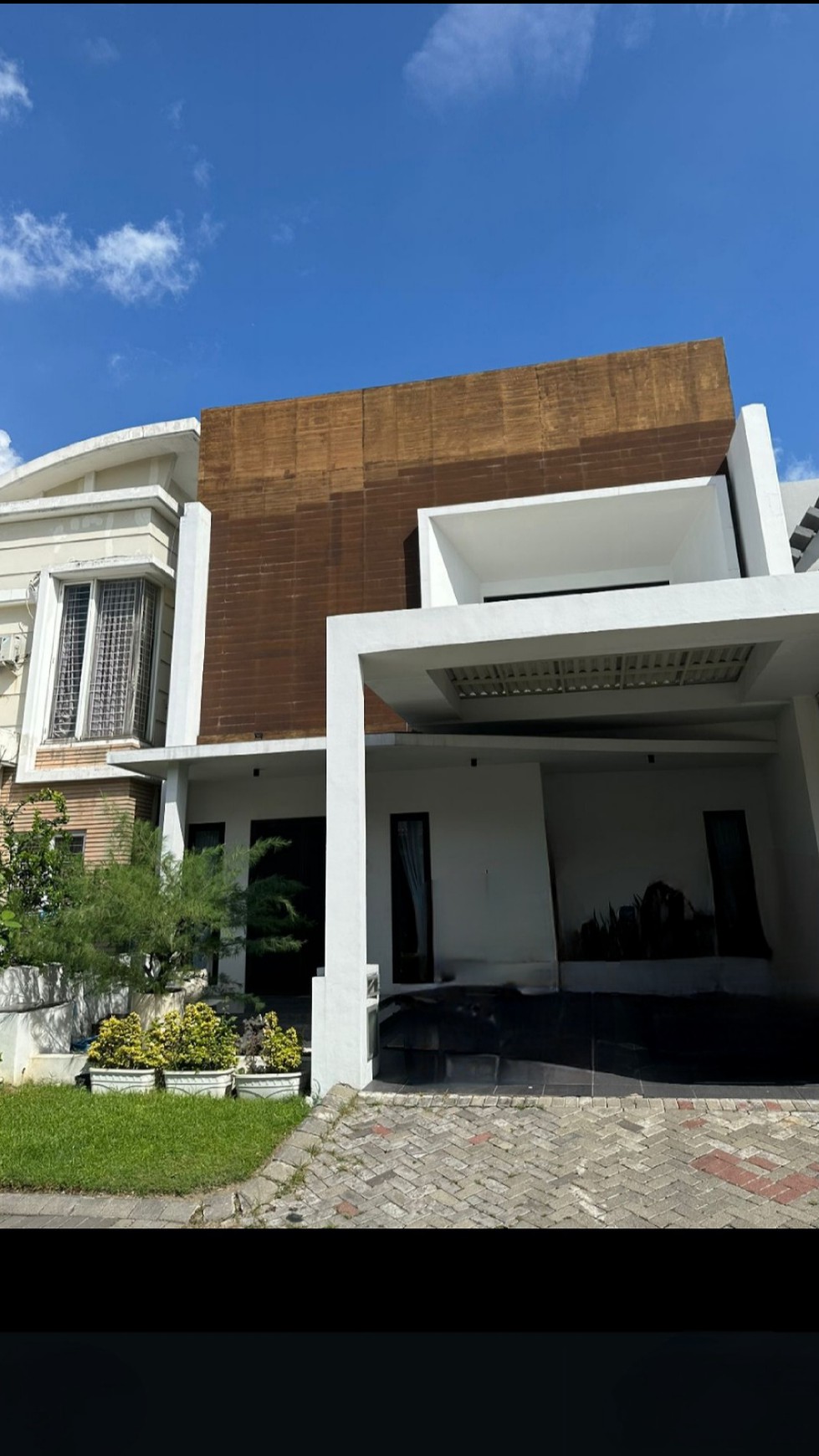 MURAH BARU Rumah Royal Residence Buckingham Modern ROOFTOP Desain Lokasi TerDEPAN 