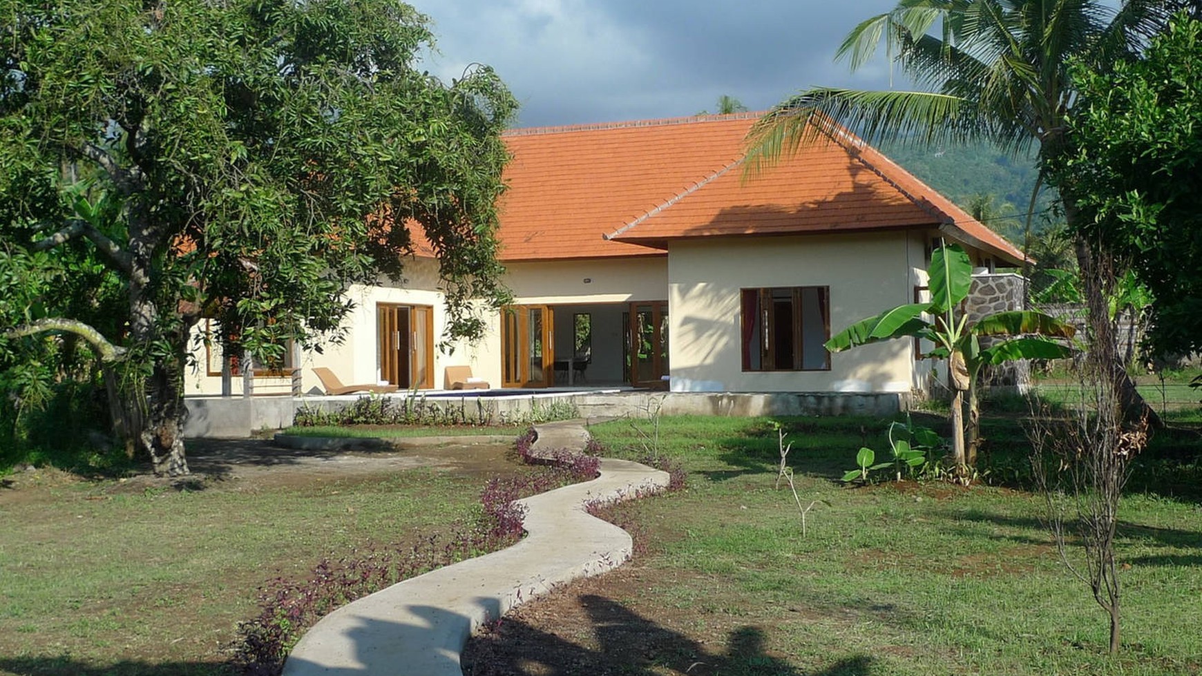 CENTRAL YET SERENE: VILLA WITH EXPANSIVE LAND AND VIEWS!