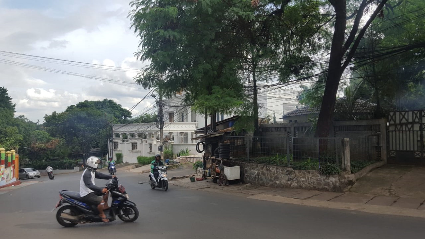 Rumah lokasi pinggir jalan raya di cilandak