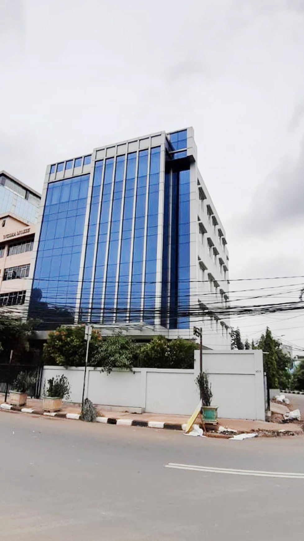 Gedung Strategis dan Hoek di Cikini, Jakarta Pusat