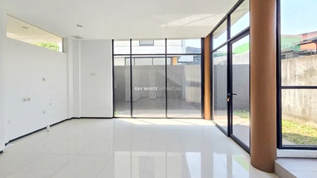 Dijual Brand New Town House Exclusive di Chelsea Modern House Jl Raya Tengah, Pasar Rebo, Jakarta Selatan