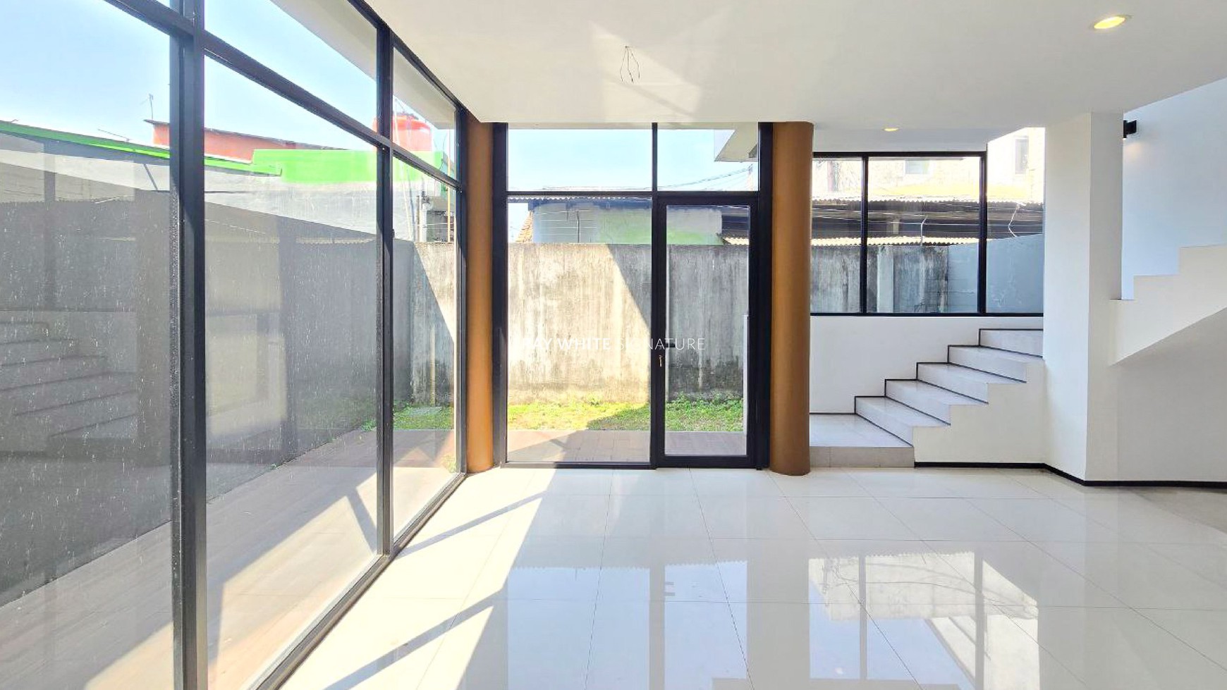 Dijual Brand New Town House Exclusive di Chelsea Modern House Jl Raya Tengah, Pasar Rebo, Jakarta Selatan