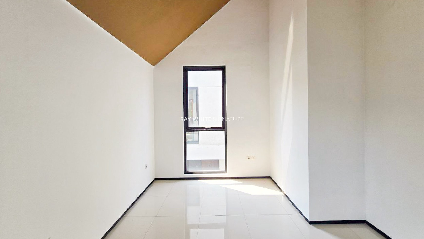 Dijual Brand New Town House Exclusive di Chelsea Modern House Jl Raya Tengah, Pasar Rebo, Jakarta Selatan