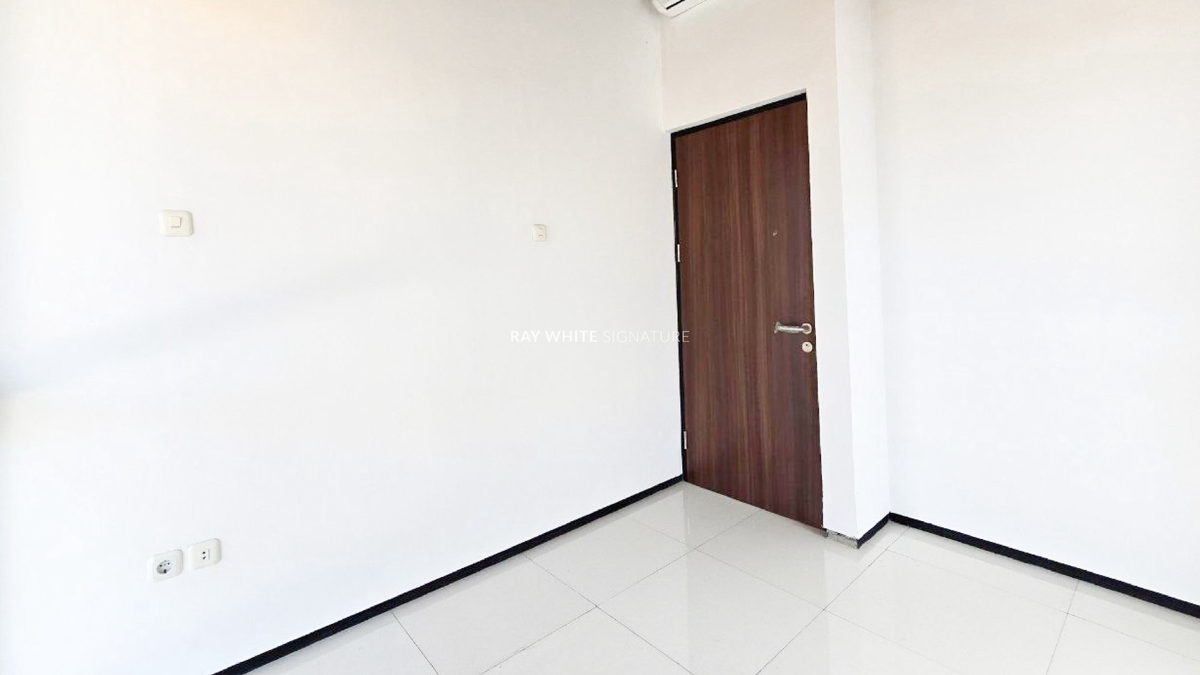 Dijual Brand New Town House Exclusive di Chelsea Modern House Jl Raya Tengah, Pasar Rebo, Jakarta Selatan