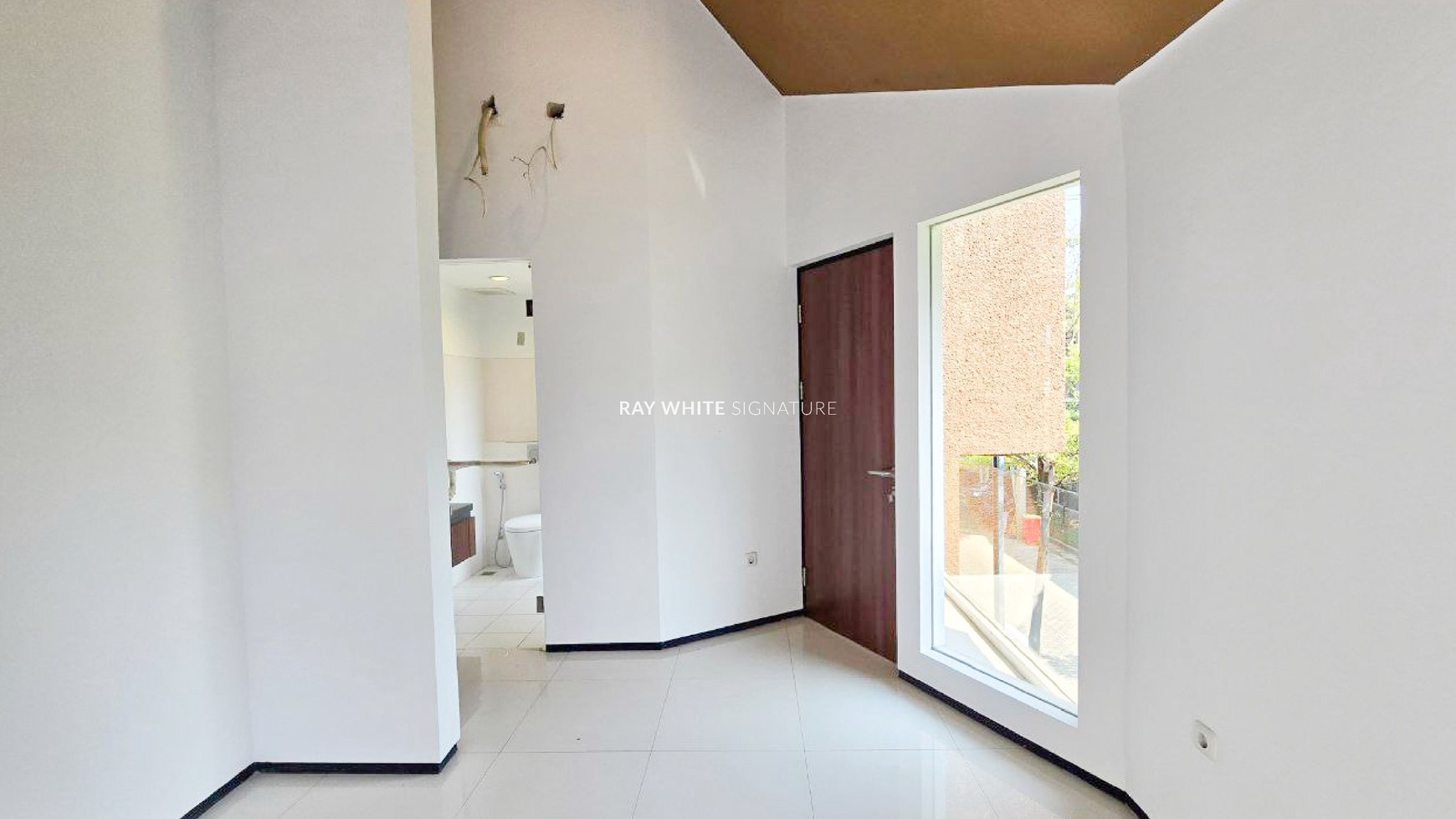 Dijual Brand New Town House Exclusive di Chelsea Modern House Jl Raya Tengah, Pasar Rebo, Jakarta Selatan