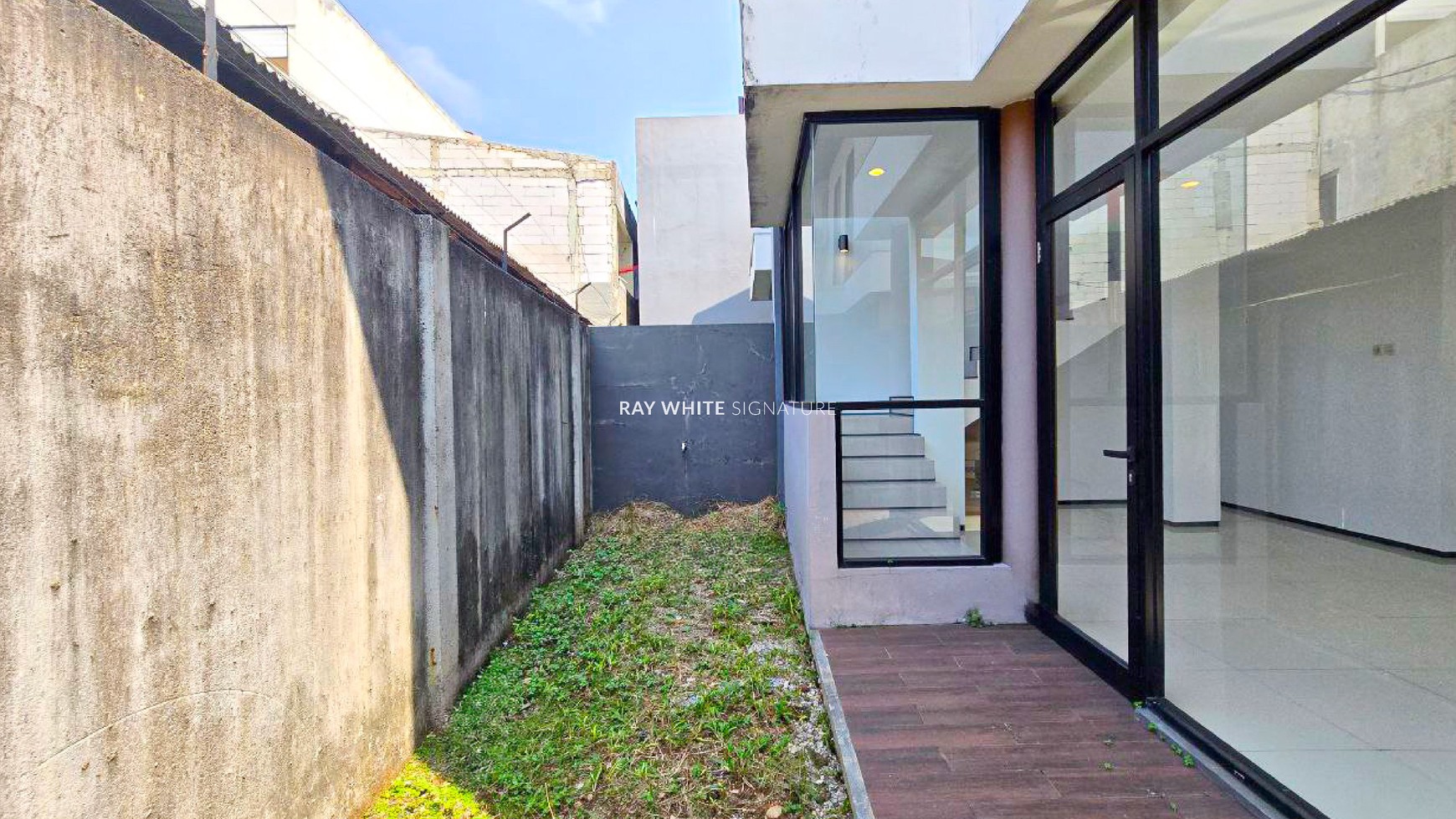 Dijual Brand New Town House Exclusive di Chelsea Modern House Jl Raya Tengah, Pasar Rebo, Jakarta Selatan