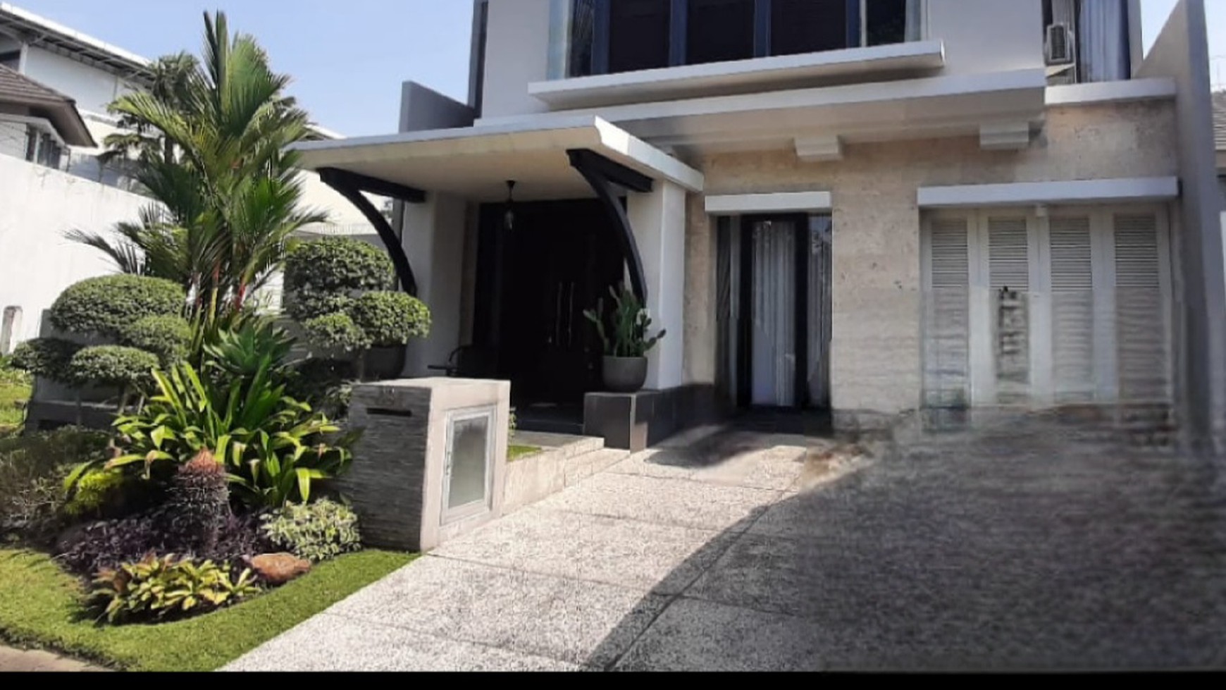 MURAH LUAS Dijual Rumah The Prambanan Residence Lakarsantri Surabaya Barat- SEMI Furnished Modern Mewah - Row Jalan Luas