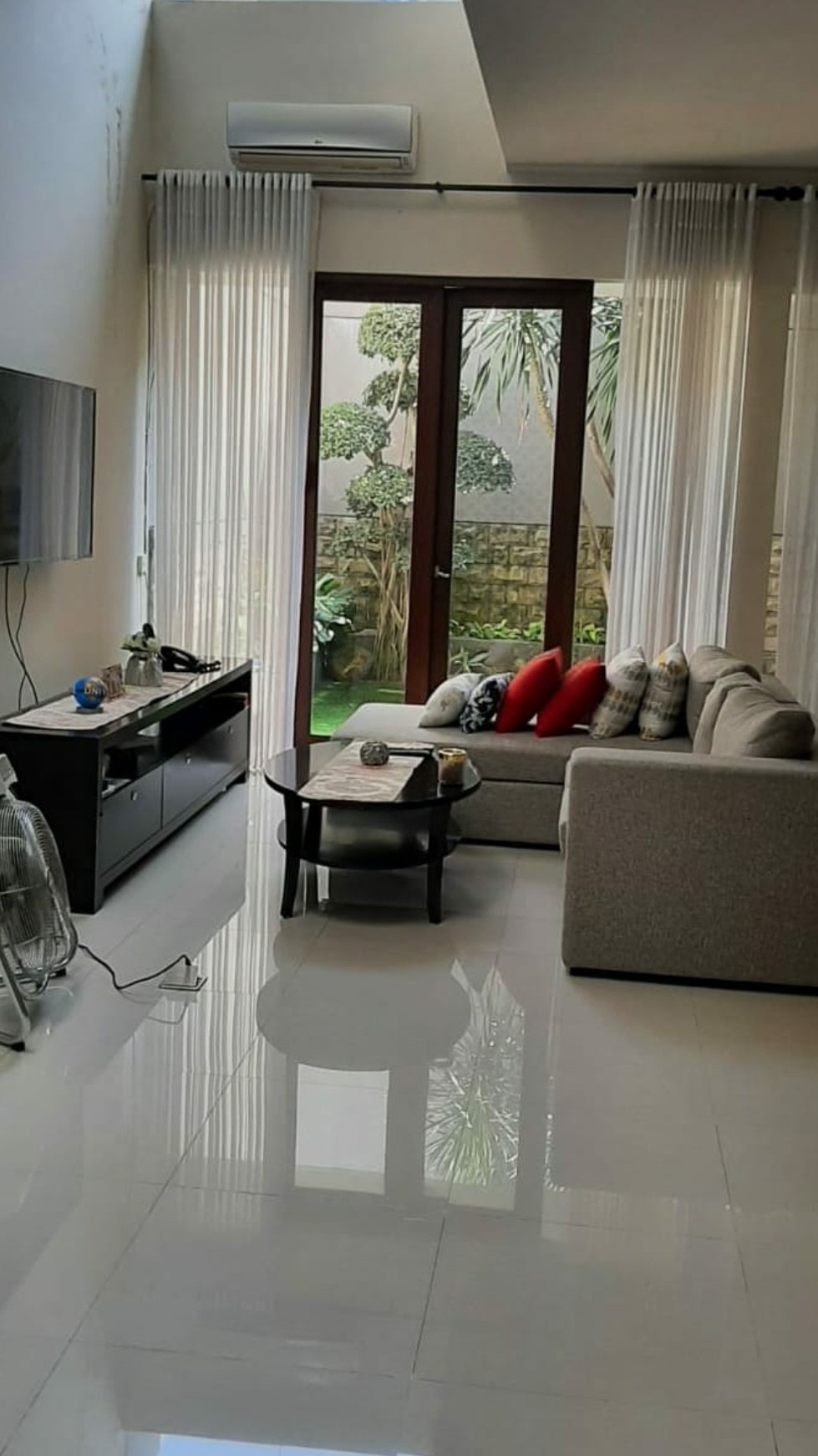 MURAH LUAS Dijual Rumah The Prambanan Residence Lakarsantri Surabaya Barat- SEMI Furnished Modern Mewah - Row Jalan Luas