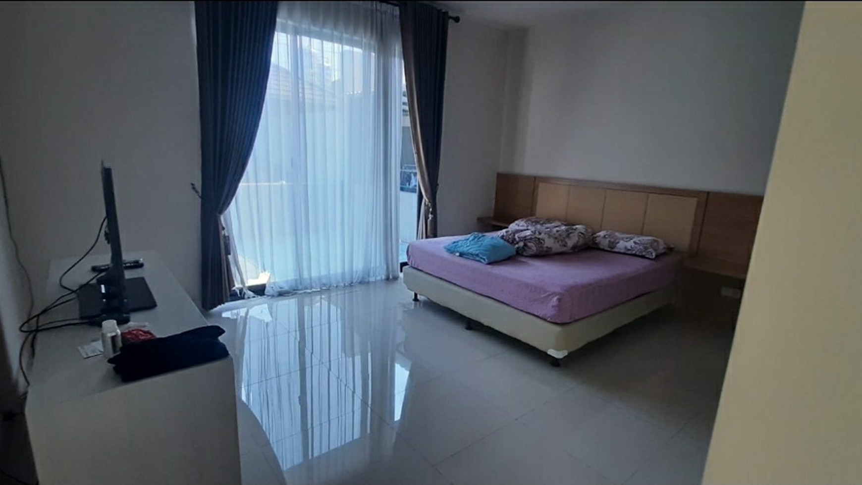 MURAH LUAS Dijual Rumah The Prambanan Residence Lakarsantri Surabaya Barat- SEMI Furnished Modern Mewah - Row Jalan Luas