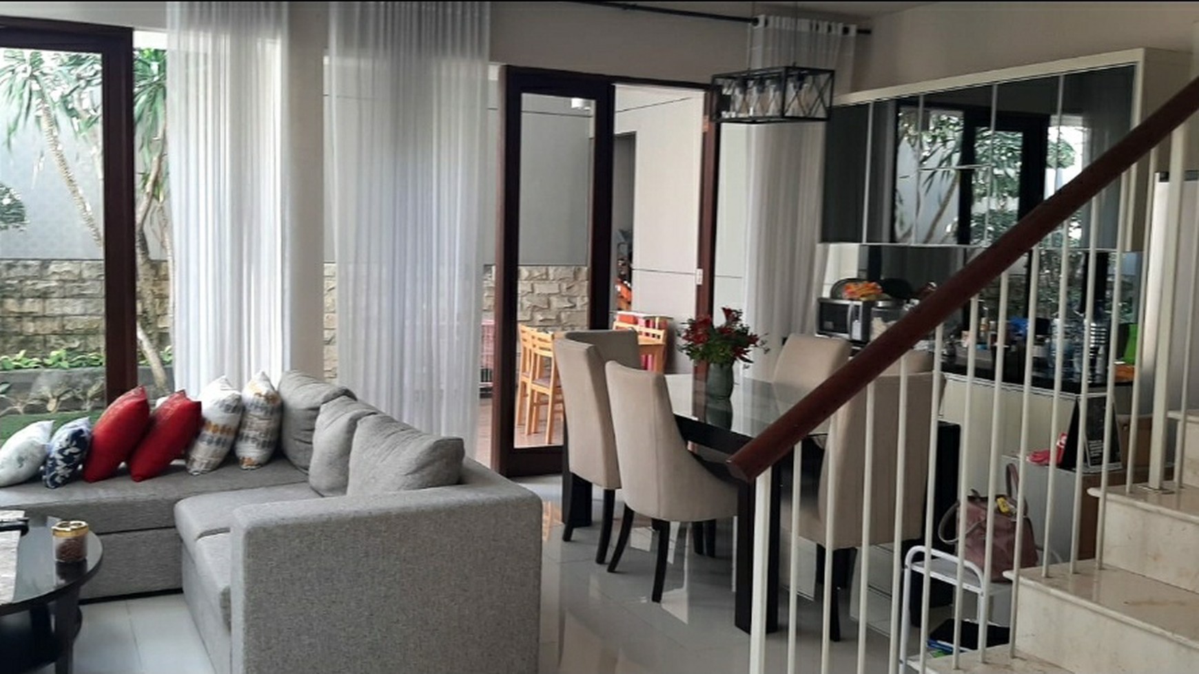 MURAH LUAS Dijual Rumah The Prambanan Residence Lakarsantri Surabaya Barat- SEMI Furnished Modern Mewah - Row Jalan Luas