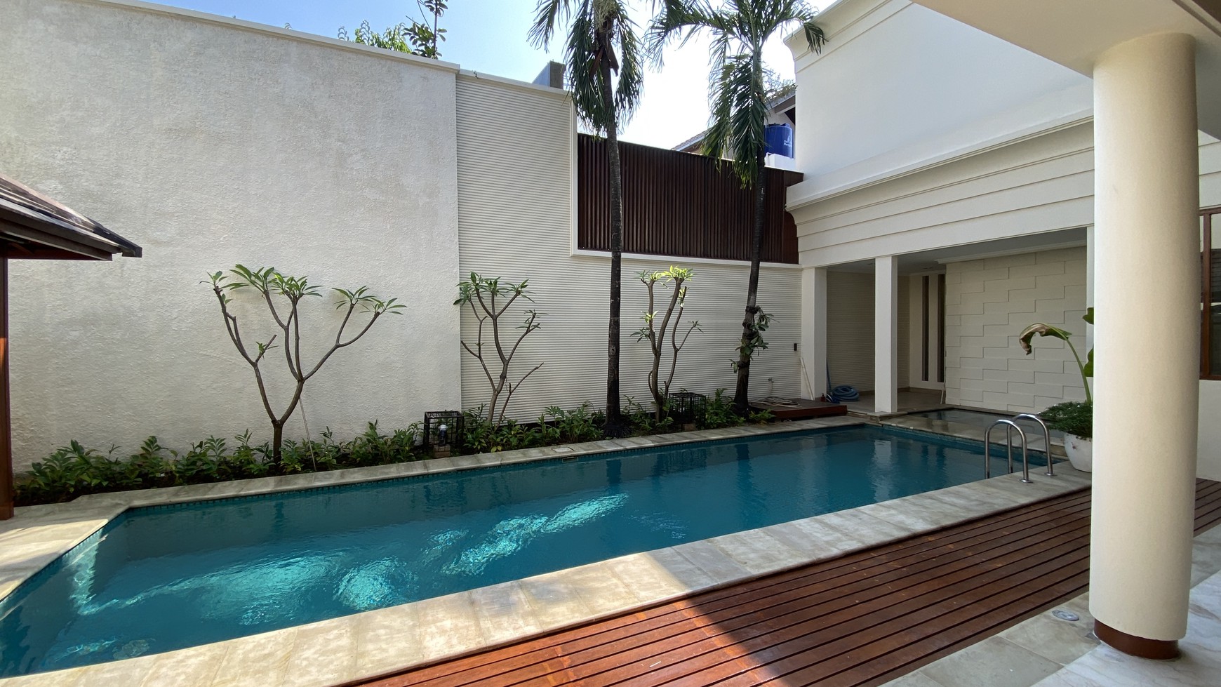 Modern tropical house in kemang dalam area, jakarta selatan