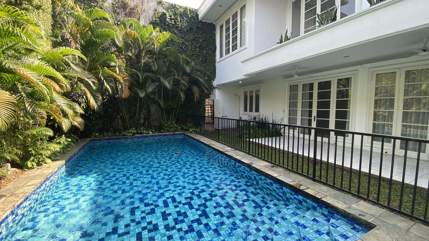 Beautiful and coxy house in senayan area