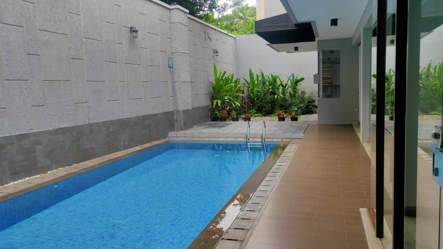 Rumah modern tropical di pejaten barat, jakarta selatan