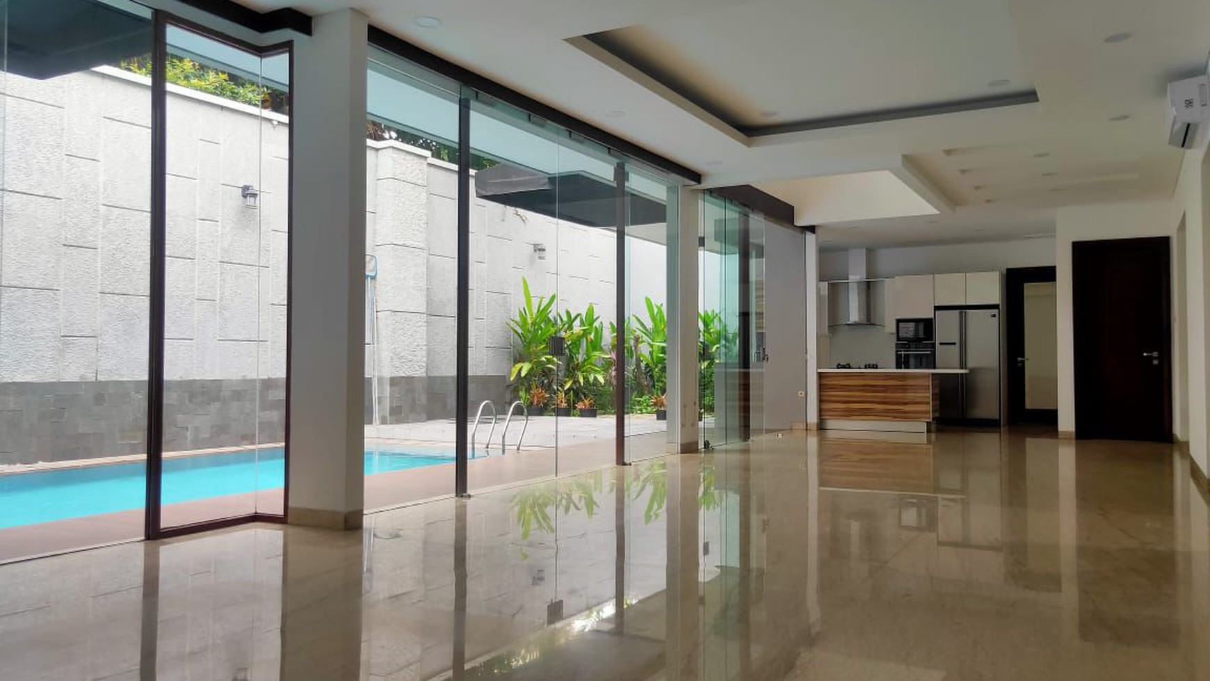 Rumah modern tropical di pejaten barat, jakarta selatan