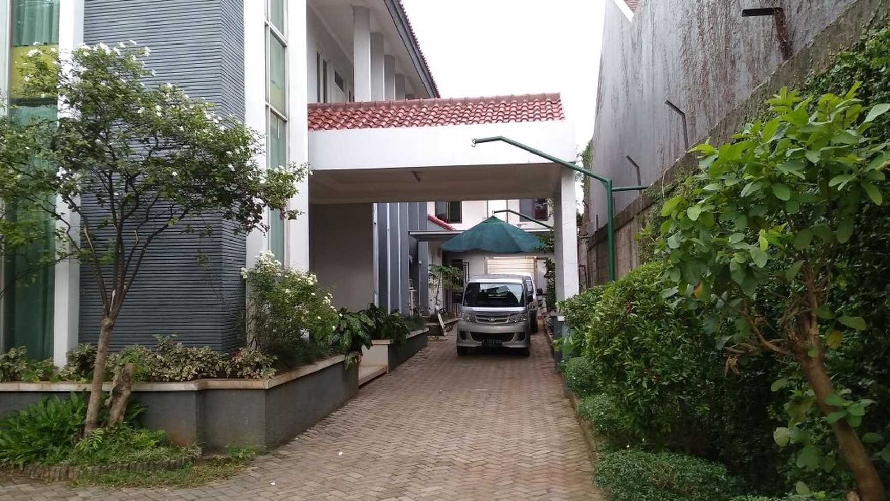 Rumah,halaman depan  luas,siap huni di Bekasi