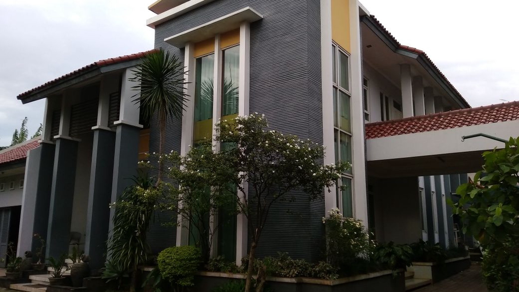 Rumah,halaman depan  luas,siap huni di Bekasi